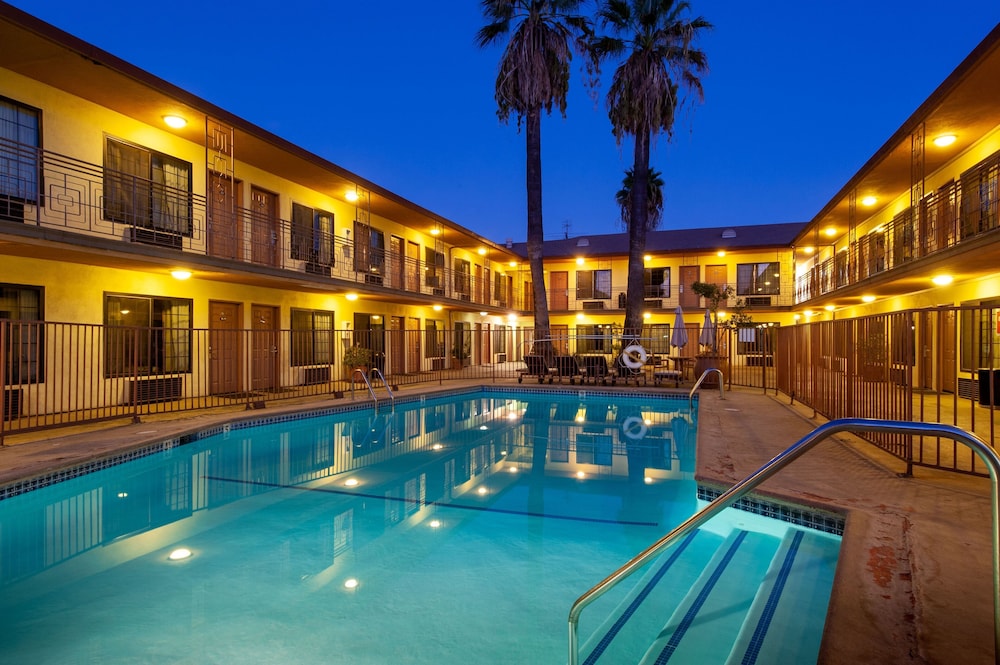Studio City Court Yard Hotel - featured photo