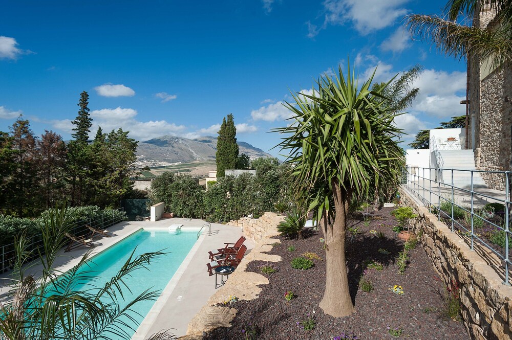 Baglio Maranzano Titi — 4-Star Luxury Hotel in Buseto Palizzolo, Italy