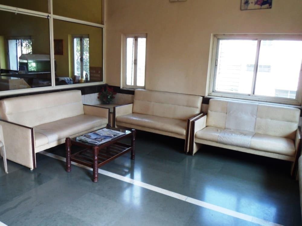 Hotel Monika — hotel in Chakan