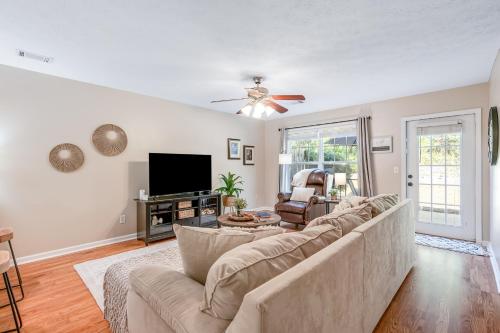 2BR with Seasonal Pool Access and Patio in Auburn, United States