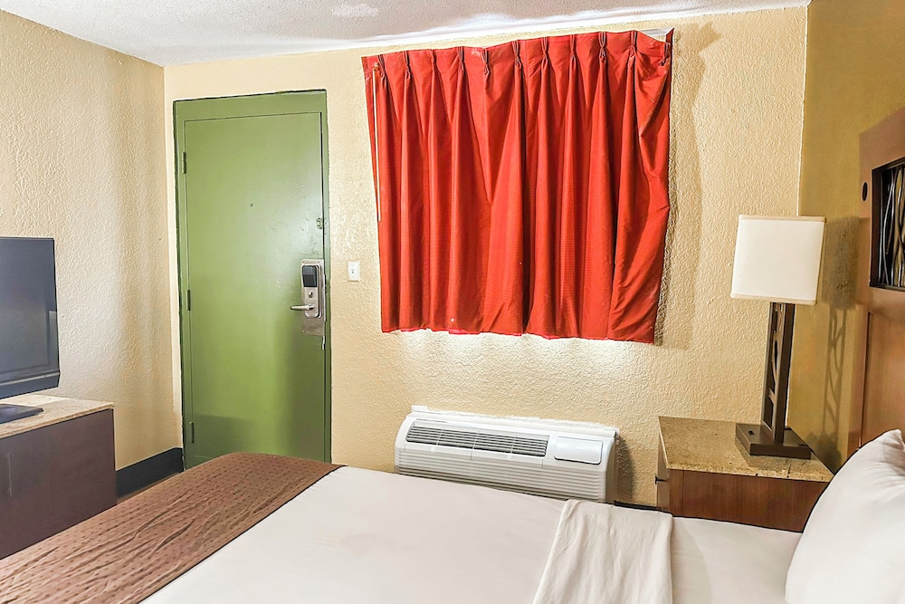 OYO Hotel Mobile AL I 65 at Airport Blvd - photo 32