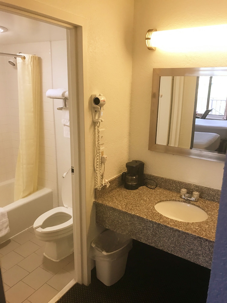 Days Inn & Suites by Wyndham Mobile - photo 29