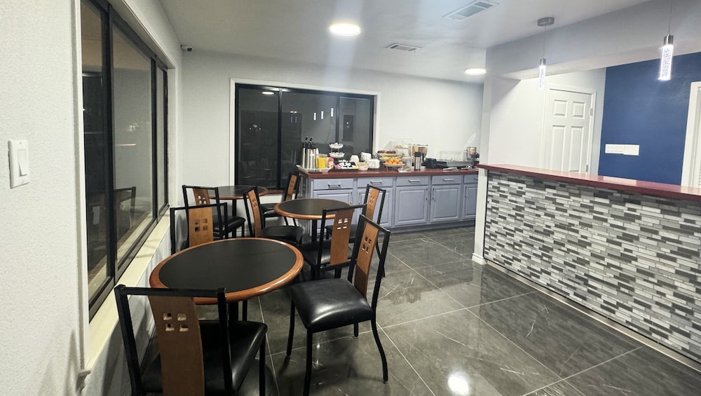 Xecutive Inn and Suites - photo 19