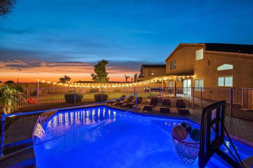Mirage Peak Manor Luxury Villa Pool Spa Games Hosted by Relaxtay — 4-Star Luxury Hotel in Casa Grande, United States