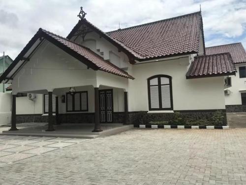 OYO 92468 Roemah Djatinegara - carbon neutral hotel in Jakarta