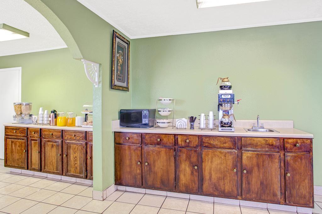 Knights Inn Memphis - photo 16
