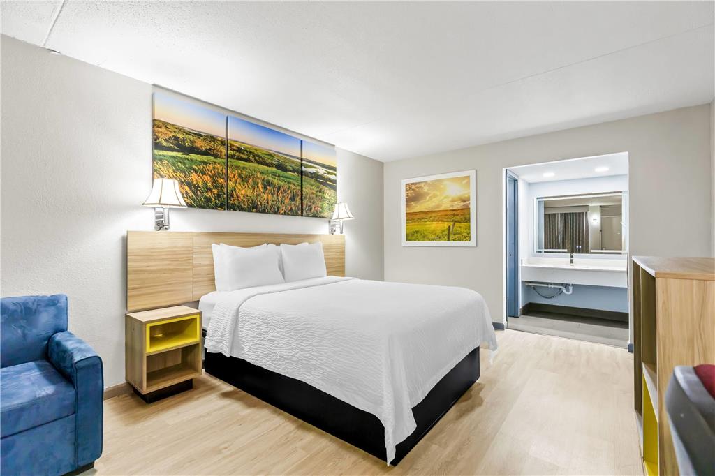 Days Inn by Wyndham Salina South - photo 34