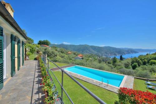 Villa Costa dei Gelsomini 5 posti letto piscina e giardino privato vista mare — 4-Star Luxury Hotel in Rapallo, Italy