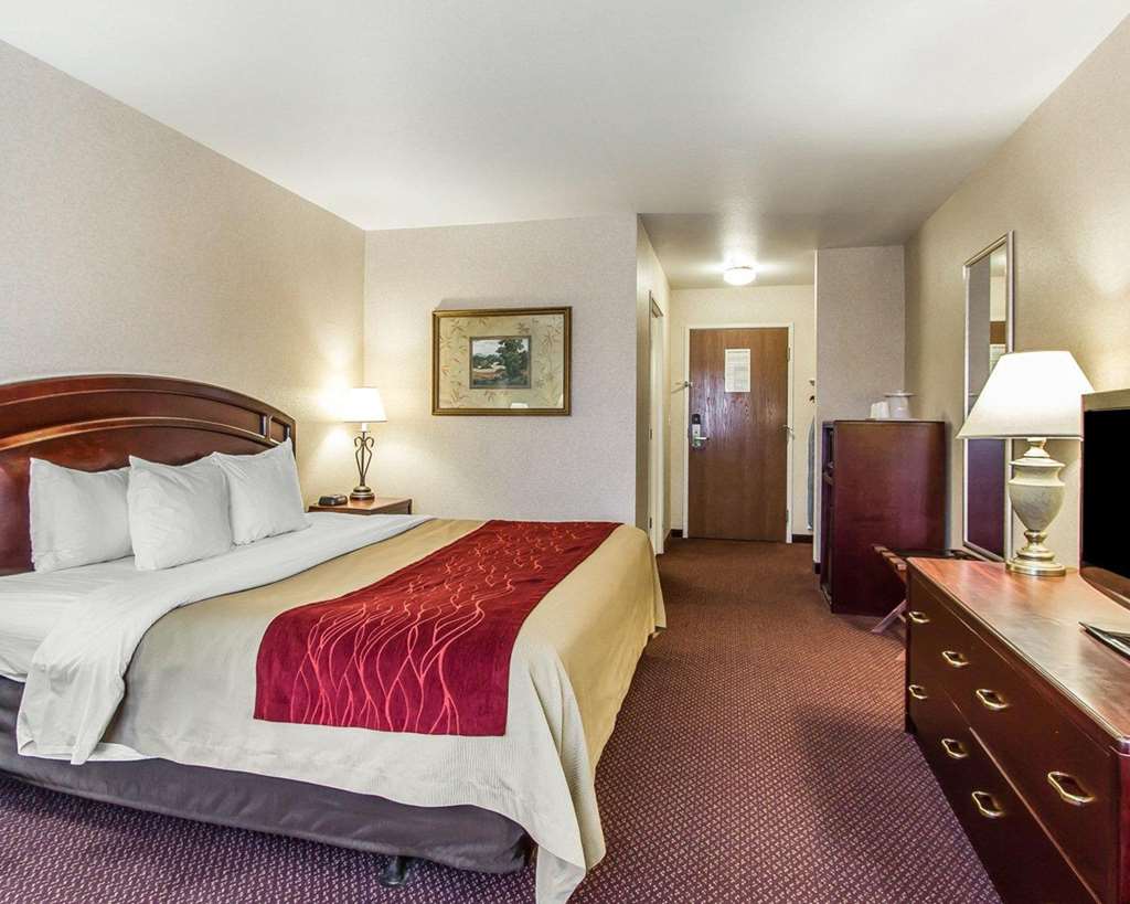Quality Inn & Suites Fort Madison near Hwy 61 - photo 9