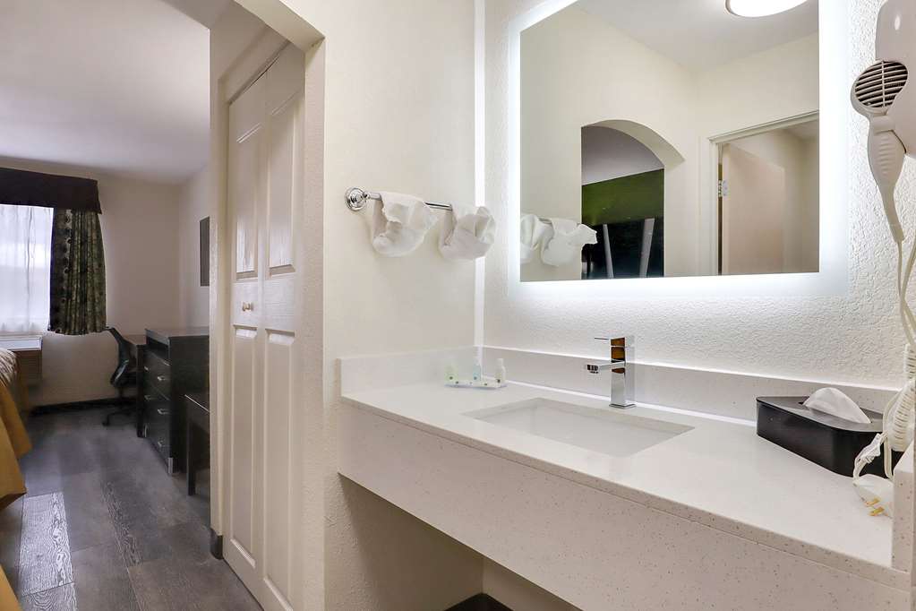 Quality Suites Albuquerque Airport - photo 5