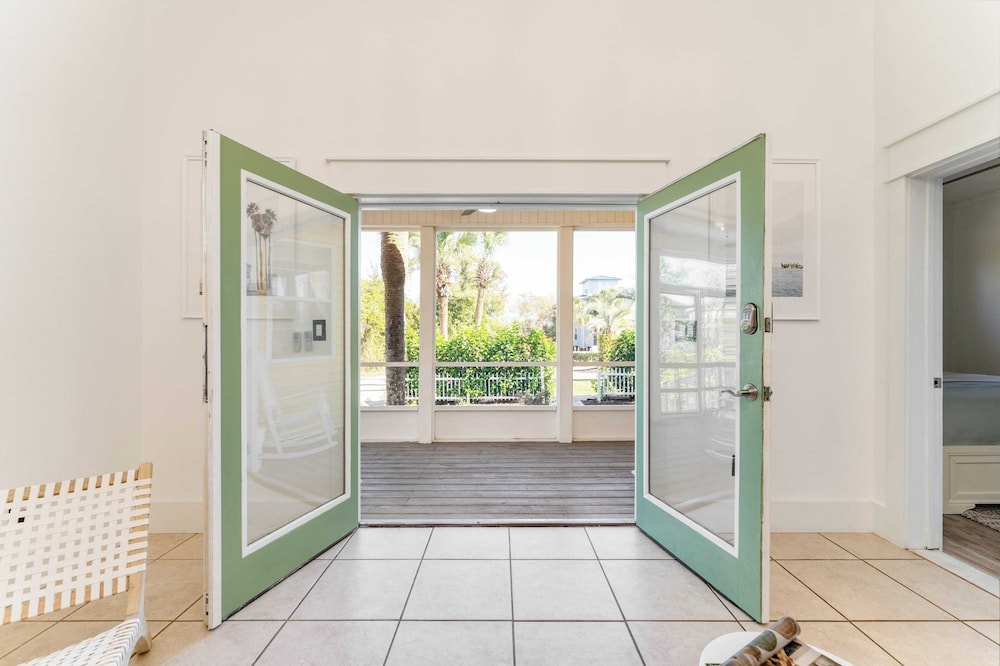 Halo By Avantstay Community Beach Access Carriag - photo 6