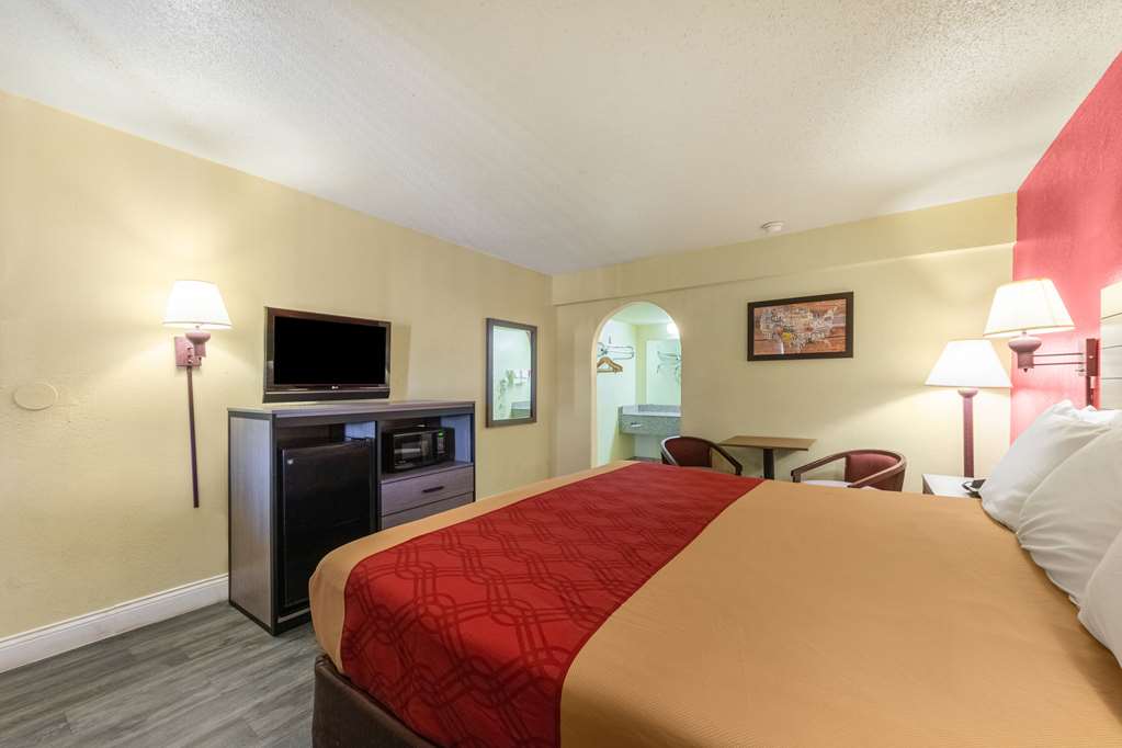 Econo Lodge San Marcos University Area - photo 13