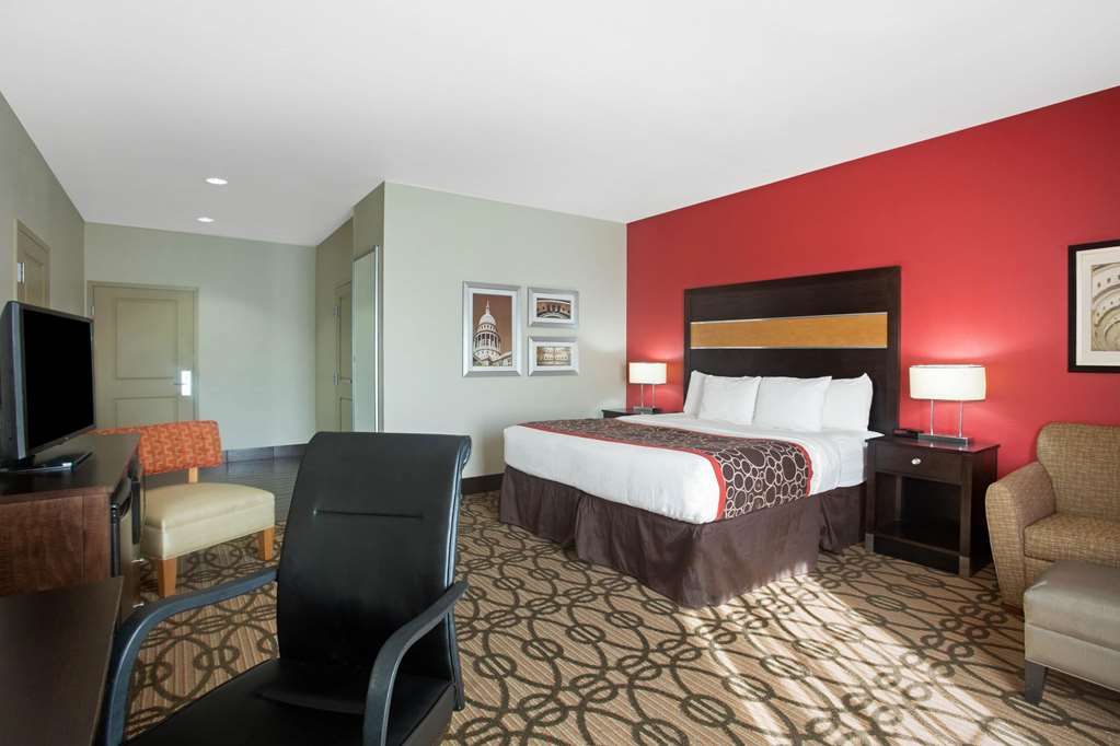 La Quinta Inn & Suites by Wyndham Pearsall - photo 26