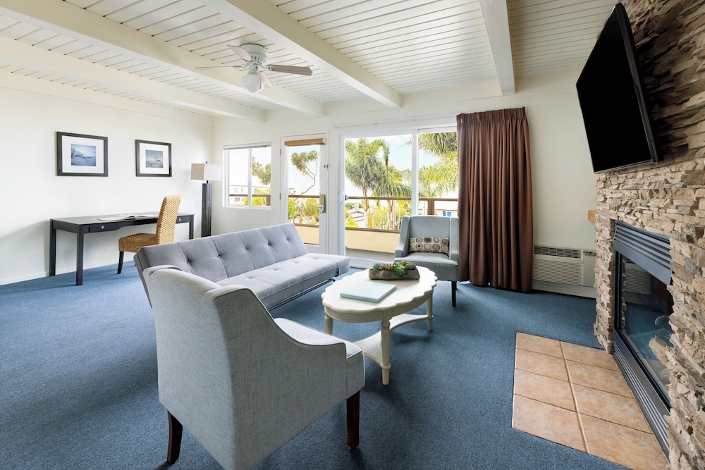Pacific Edge Hotel - photo 27