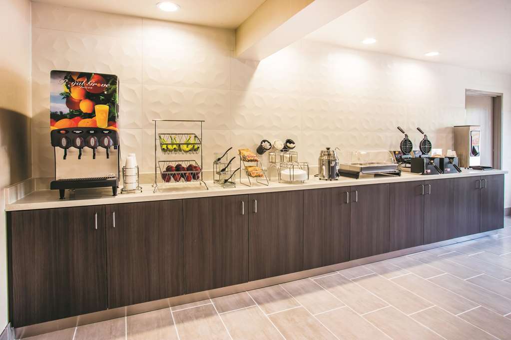 La Quinta Inn & Suites by Wyndham Cincinnati NE Mason - photo 28