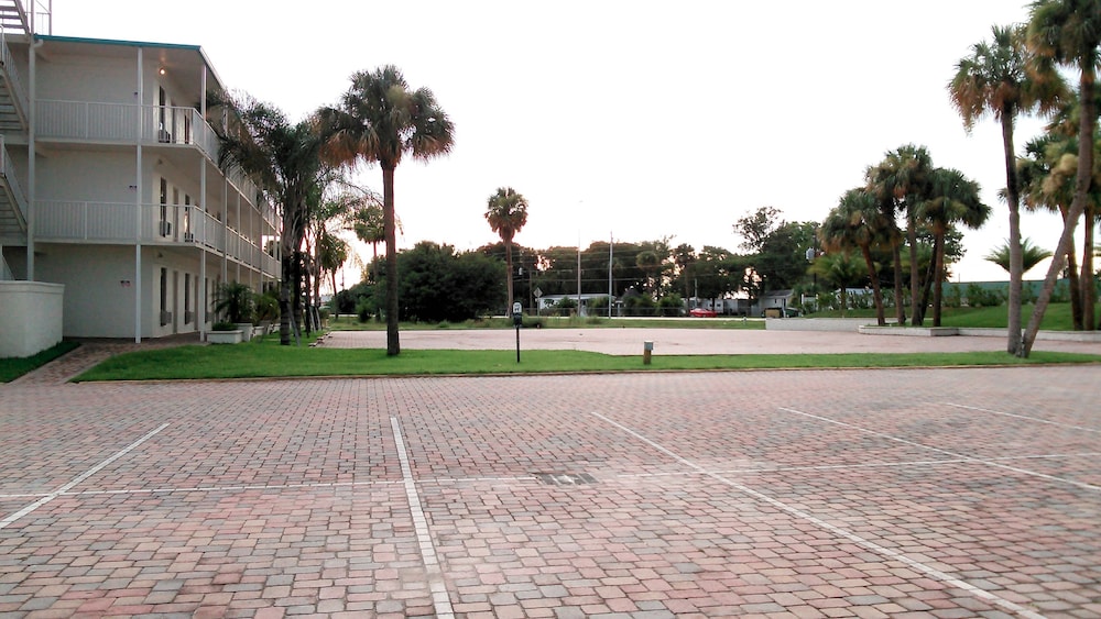 Days Inn & Suites by Wyndham Lake Okeechobee - photo 64