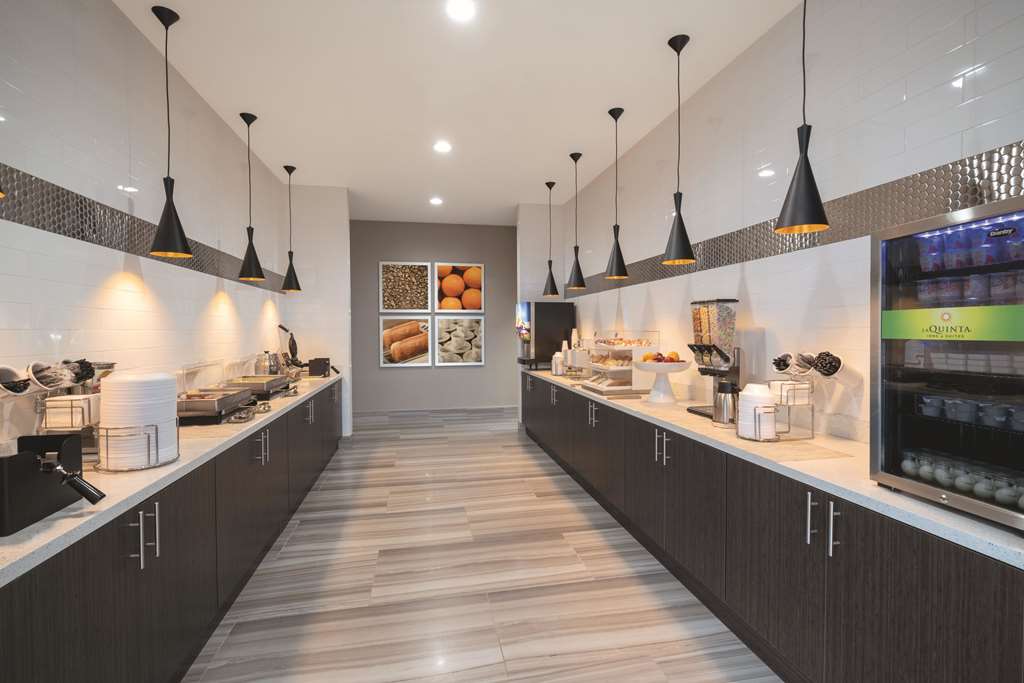 La Quinta Inn & Suites by Wyndham Opelika Auburn - photo 21
