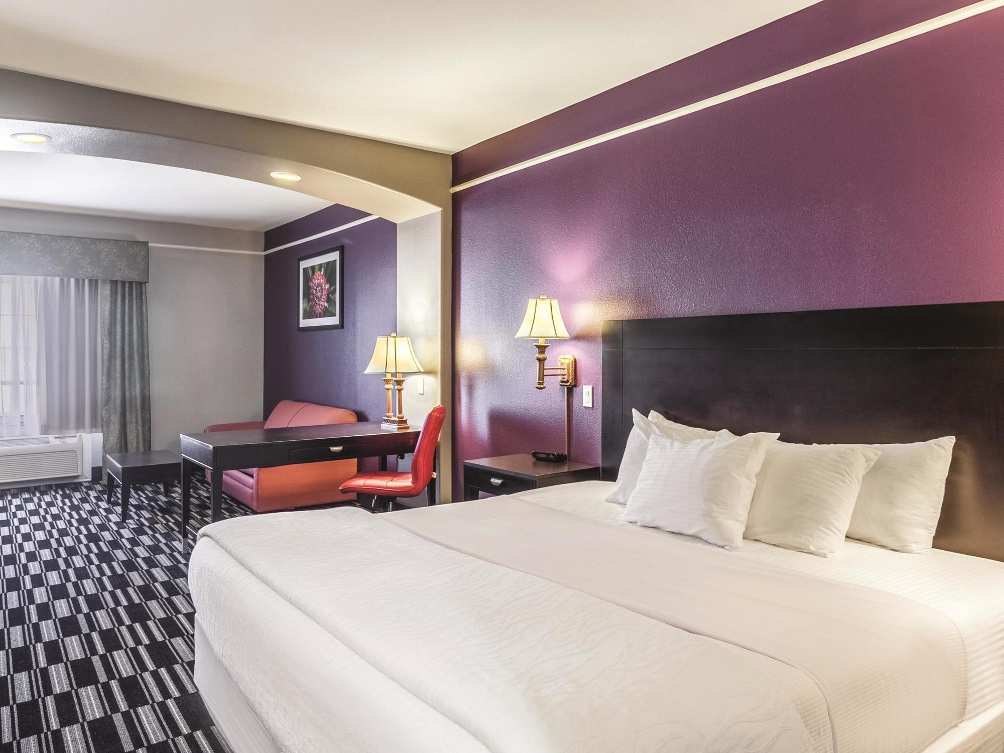La Quinta Inn & Suites by Wyndham Alamo McAllen East - photo 16