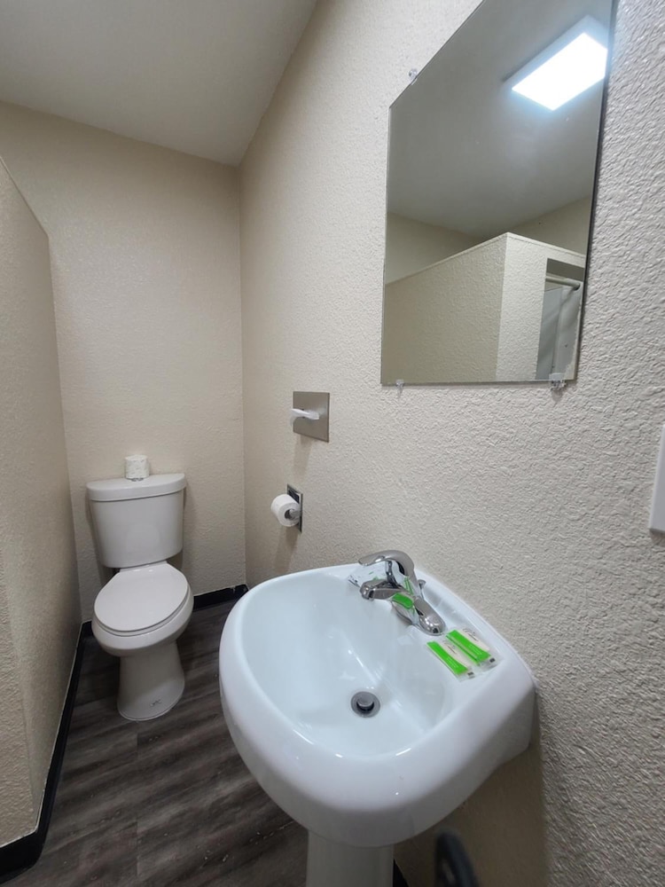 Majestic Inn And Suites - photo 15