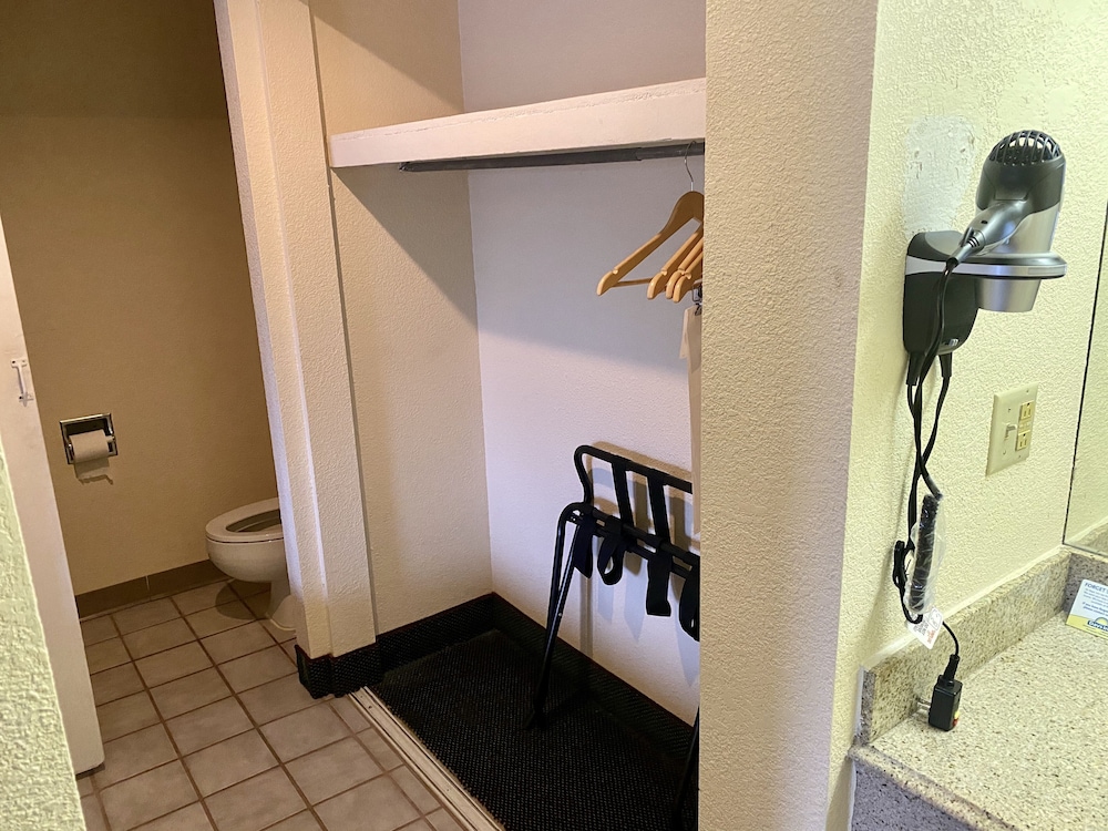 Days Inn by Wyndham Morehead - photo 12