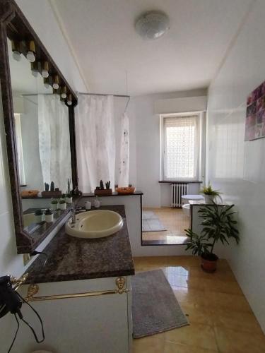 Vicino alla stazione un parcheggio e wifi in Ancona, Italy