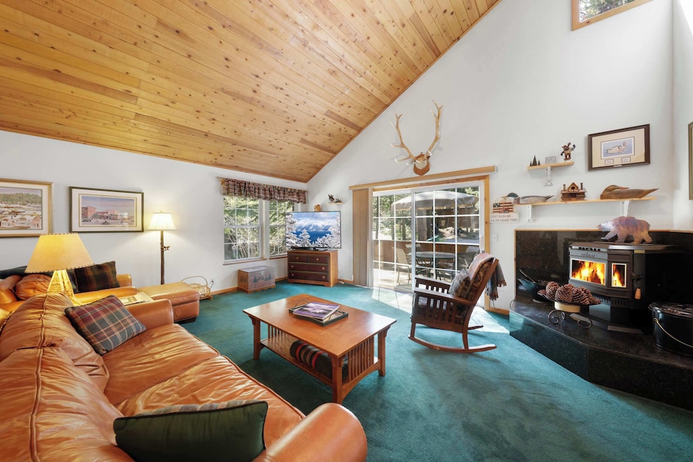 Paradise Pines 3BR Secluded Cabin Minutes in Tahoe Donner — 4-Star Luxury Hotel in Truckee, United States
