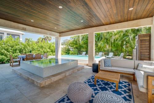 Infinity Pool & Spa Putting Green & Golf Cart included will make your Dream Vacation in Holmes Beach, United States