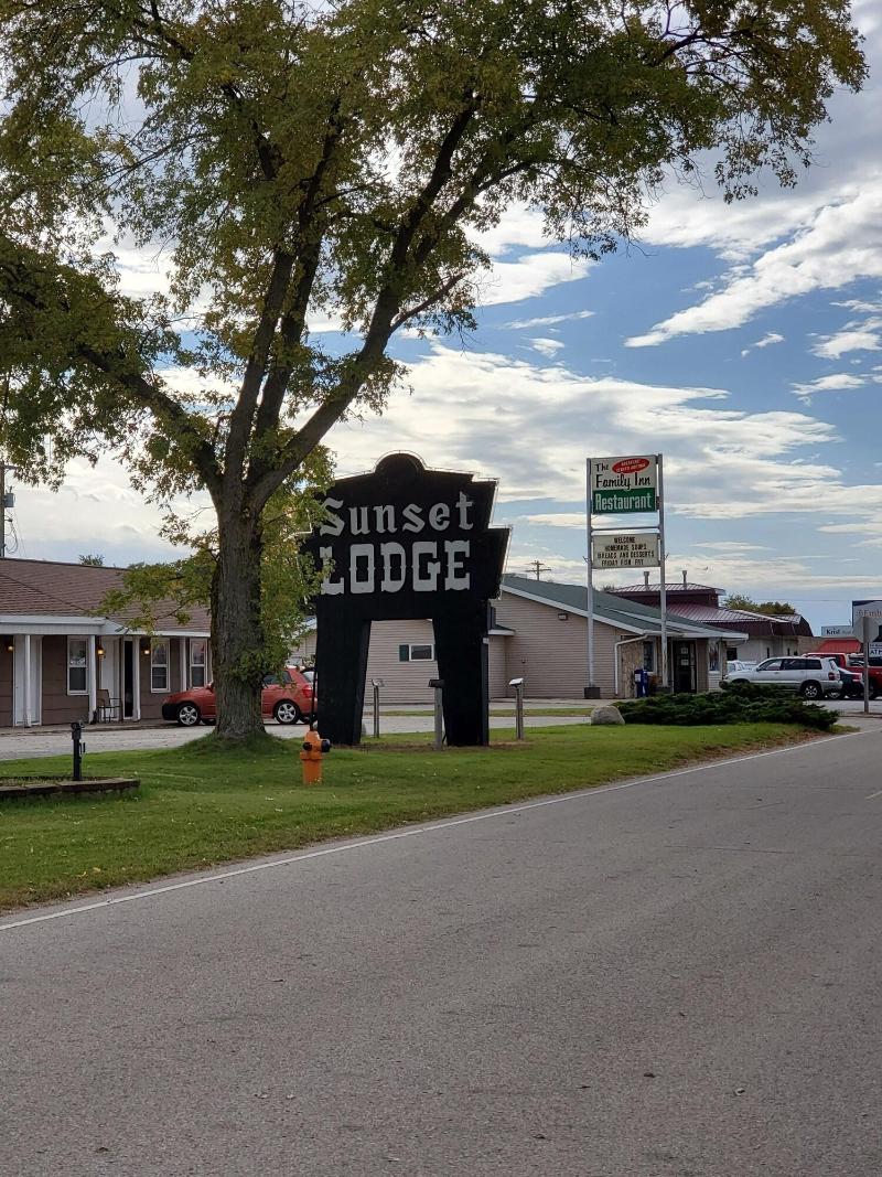 Sunset Lodge Escanaba - photo 5