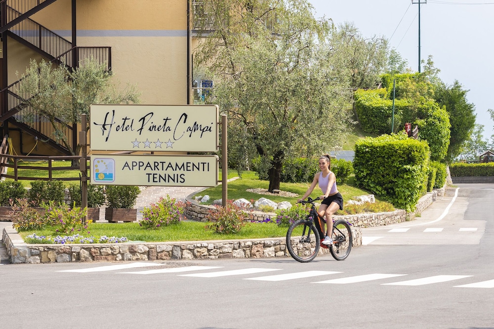 Residence Pineta Campi — 4-Star Luxury Hotel in Bussolengo, Italy