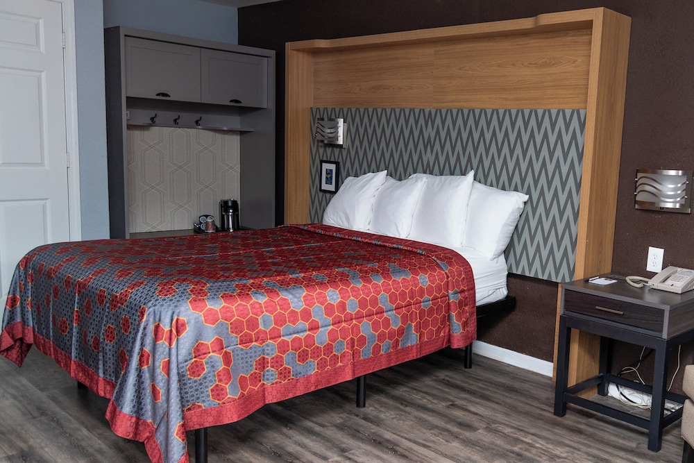 Columbus Inn and Suites - photo 6