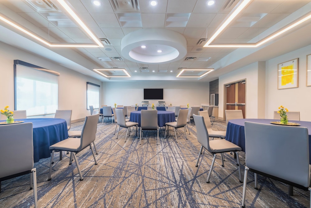 Holiday Inn Express and Suites Kansas City Airport by IHG - photo 47