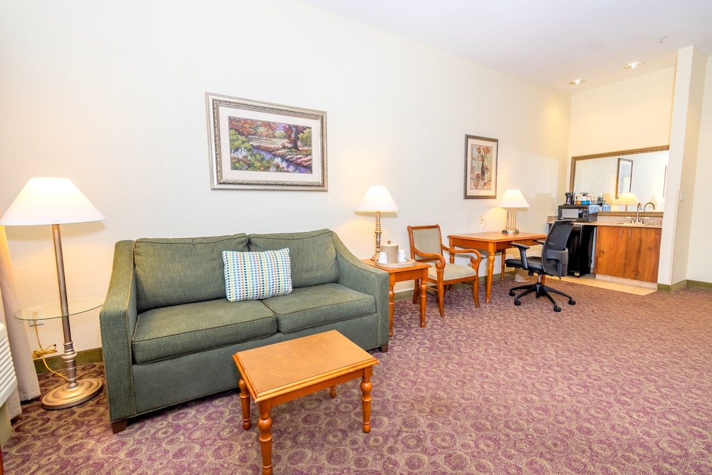Hampton Inn and Suites College Station - photo 41