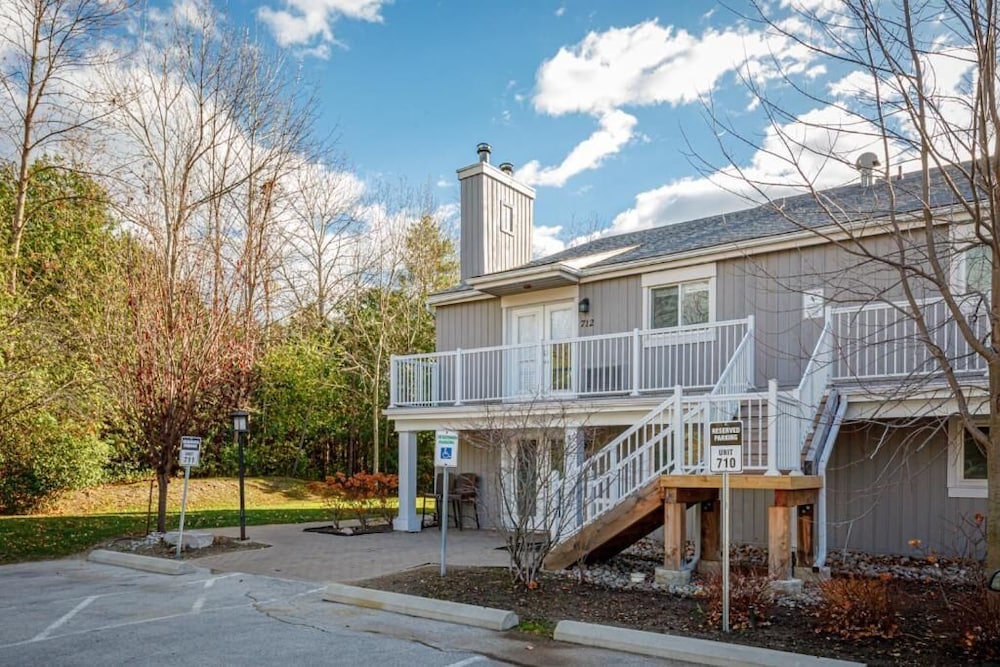 The Alpine Central Collingwood Condo — 4-Star Luxury Hotel in Collingwood, Canada