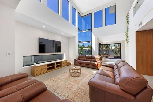 Pet friendly Luxury stay walk to beach — hotel in Buddina