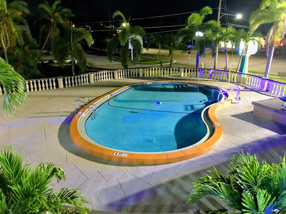 Tropical Inn & Suites - photo 41