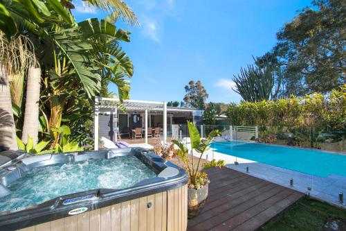 Woy Woy Staycation Heated Pool & Hot Tub & BBQ & Pizza Oven & Arcade Game & Pool Table — hotel in Woy Woy