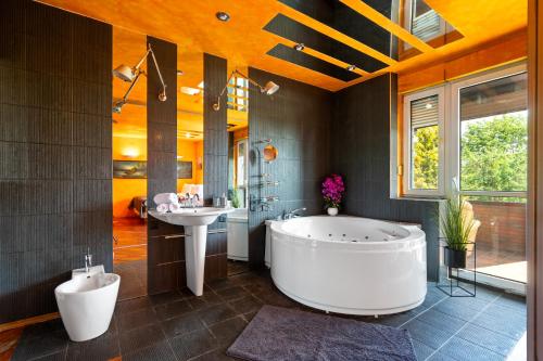 Urban Spa House Jacuzzi Sauna Taras & Grill No Parties — 4-Star Luxury Hotel in Warsaw, Poland