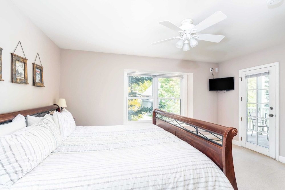 Bachman Village 14 by Avantstay Close To Town & The Slopes w Hot Tub Permit#12038 - photo 9