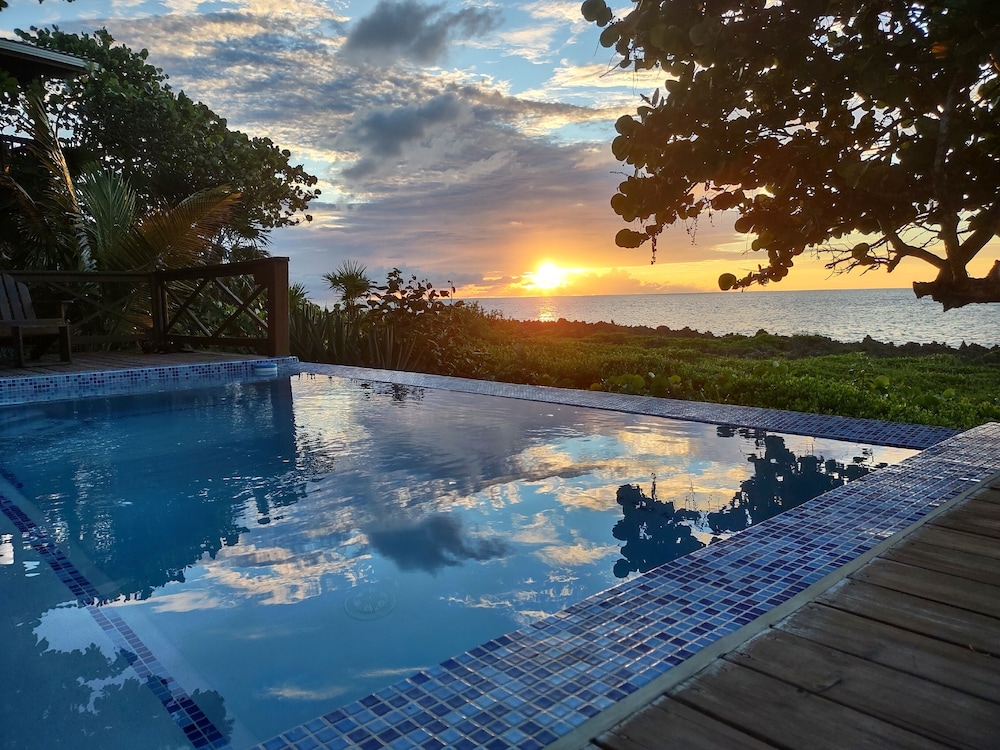 Cocolobo Resort in Sandy Bay, Honduras