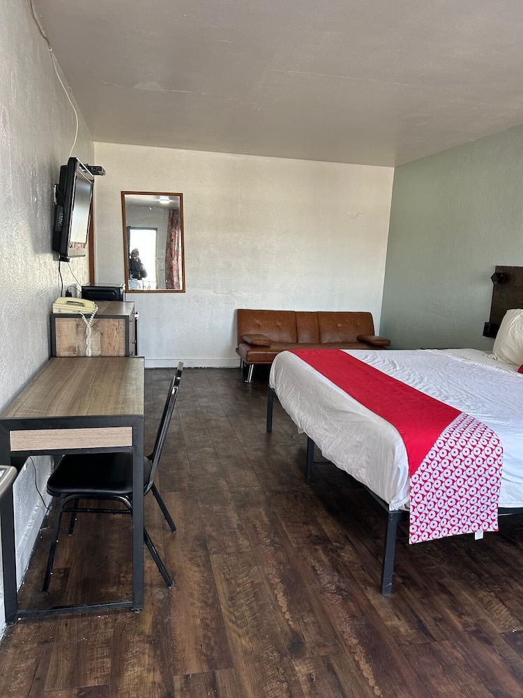 OYO Hotel Downtown Peoria I 74 - photo 24