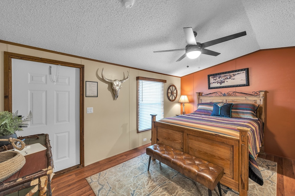 Wild Horses 1 Bedroom Hotel Room by The Lodges at Fossil Creek in Kingston, United States