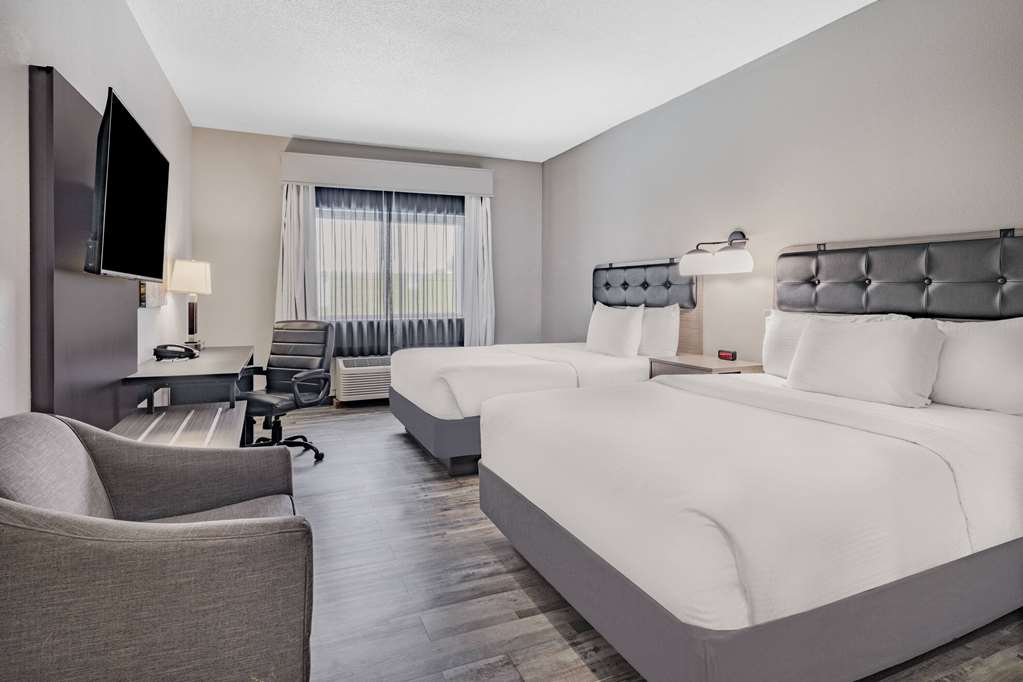 La Quinta Inn & Suites by Wyndham Evansville - photo 13