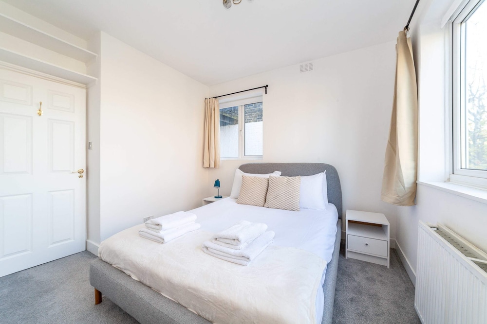 Bright and Spacious Earls Court Gem — 4-Star Luxury Hotel in London, United Kingdom