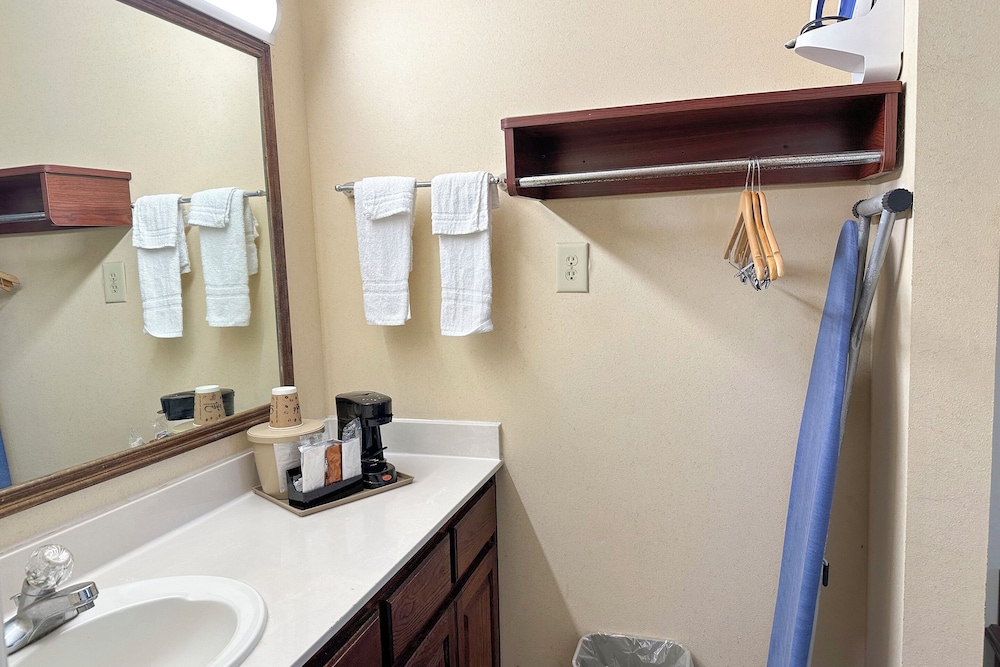 Bonita Lakes Inn by Capital O Meridian I20 - photo 49