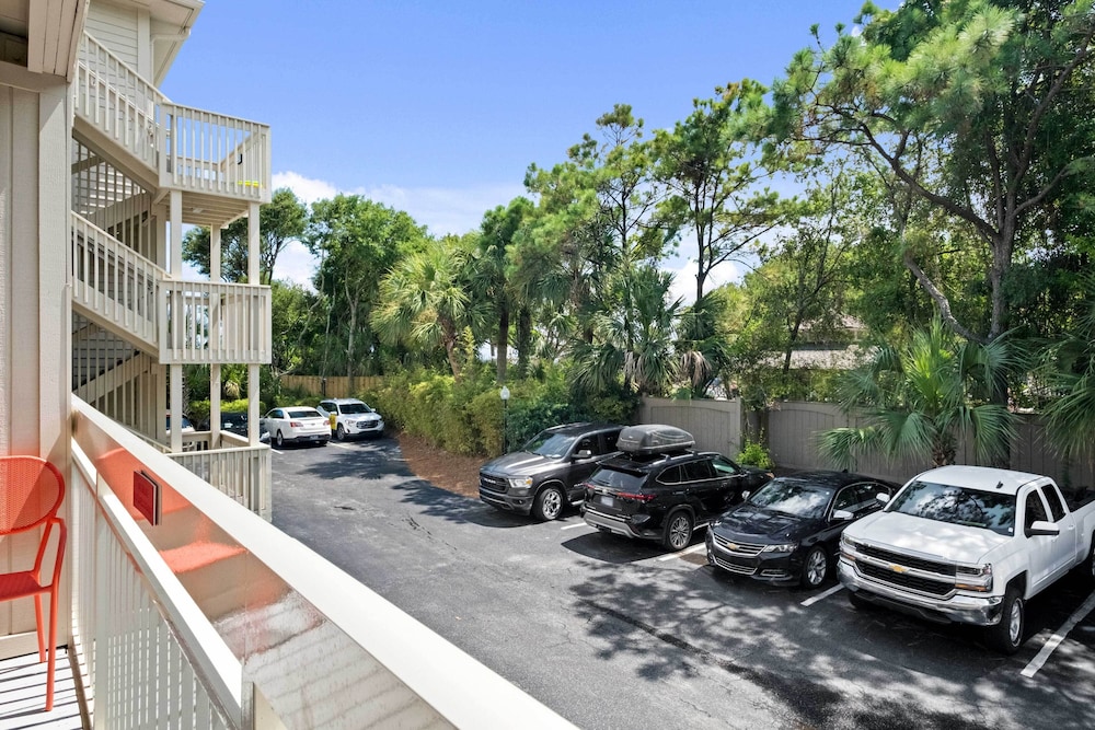 Walk to Bars & Shops: Resort Condo in Hilton Head - photo 12