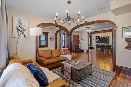 AC 9 BR 4BA Victorian Manor 1 Block to Beach — 4-Star Luxury Hotel in Atlantic City, United States