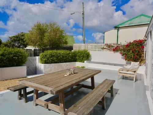 Kalk Bay Cottage with Patio Harbour View