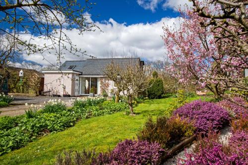 Ty'r Afon River Cottage — 4-Star Luxury Hotel in Bala, United Kingdom