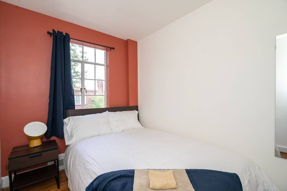 Spacious 4BR CozySuites in Old Town Alexandria - photo 4