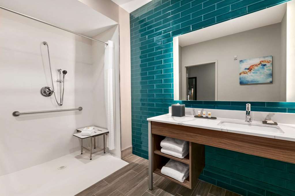 La Quinta Inn & Suites by Wyndham College Station North - photo 29